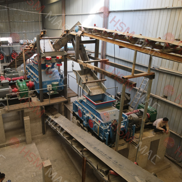 對輥破碎機(jī)現(xiàn)場 對輥破碎機(jī)現(xiàn)場